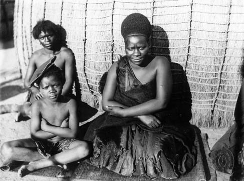 Der junge Sobhuza mit seiner Mutter als er noch nicht für die Thronfolge vorgesehen war.